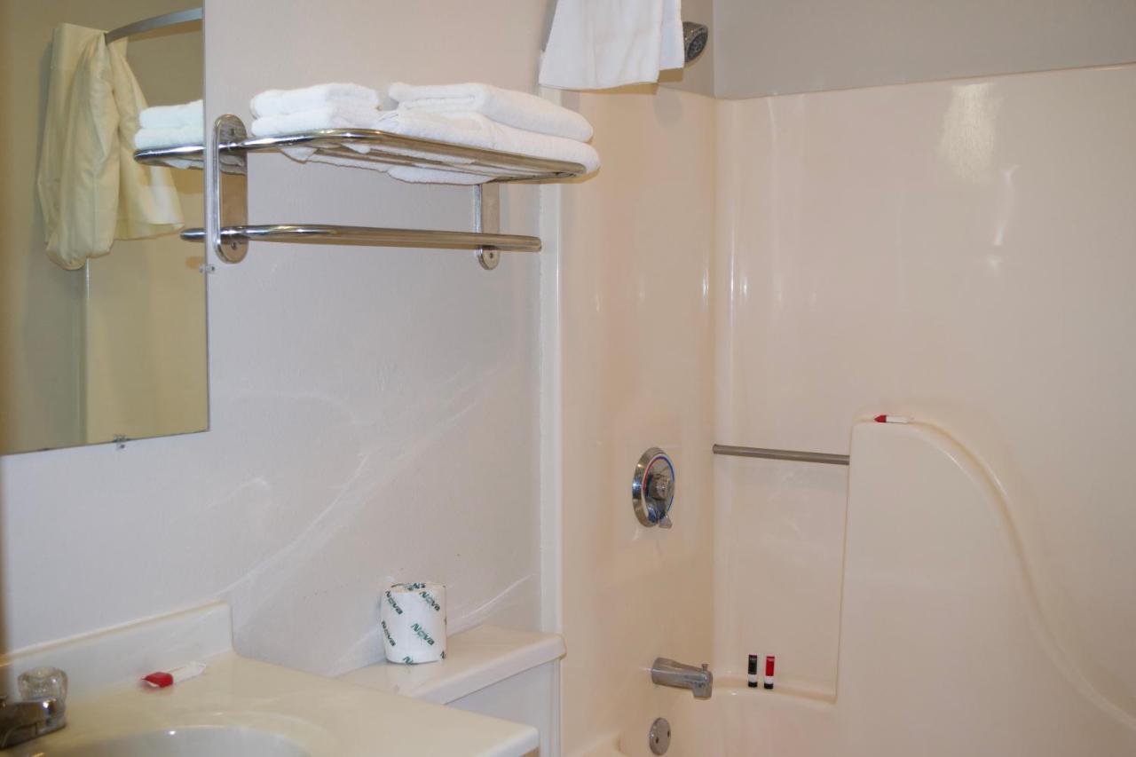 Amerivu Inn And Suites Shawano Wi Eksteriør bilde