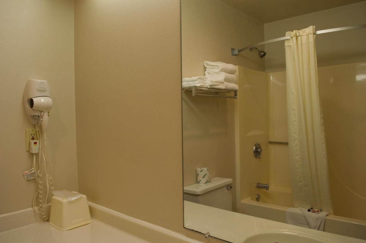 Amerivu Inn And Suites Shawano Wi Eksteriør bilde