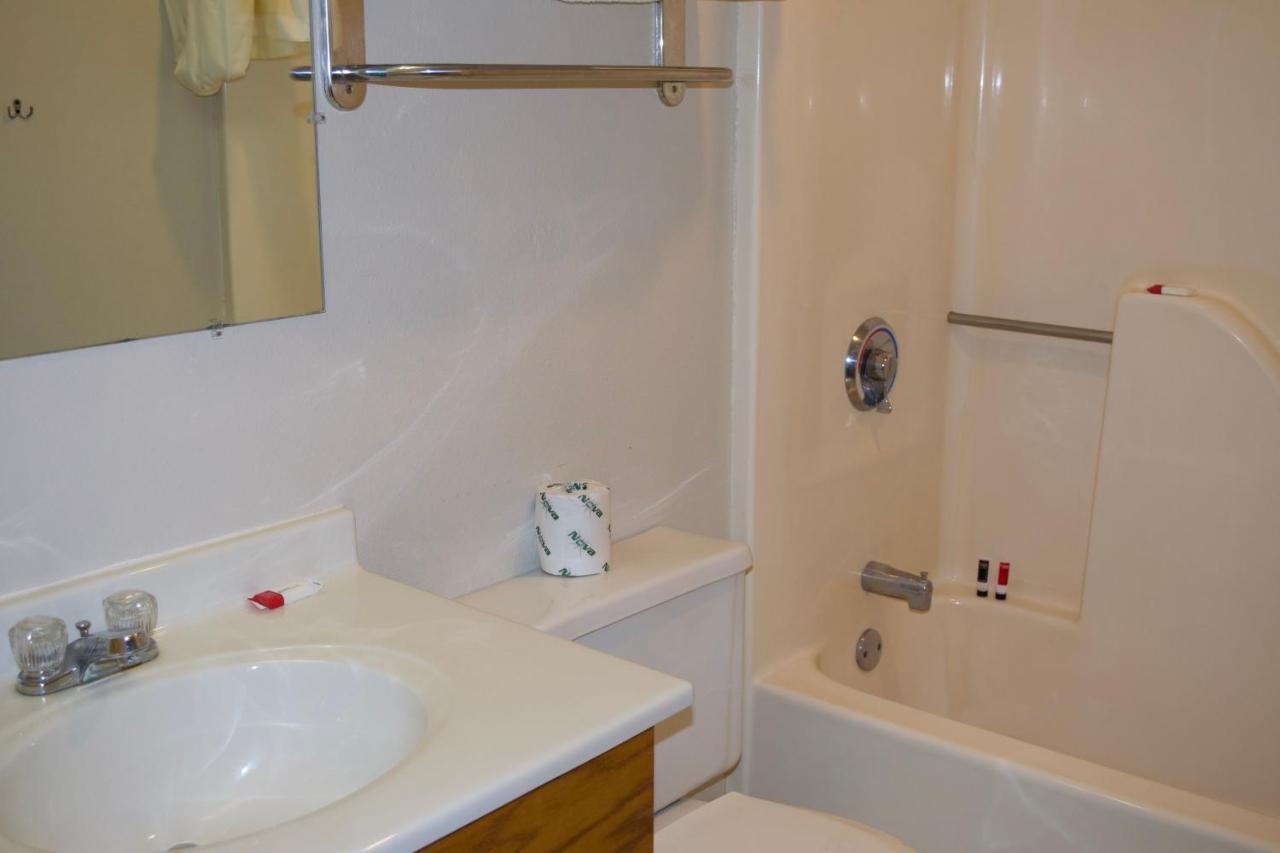 Amerivu Inn And Suites Shawano Wi Eksteriør bilde