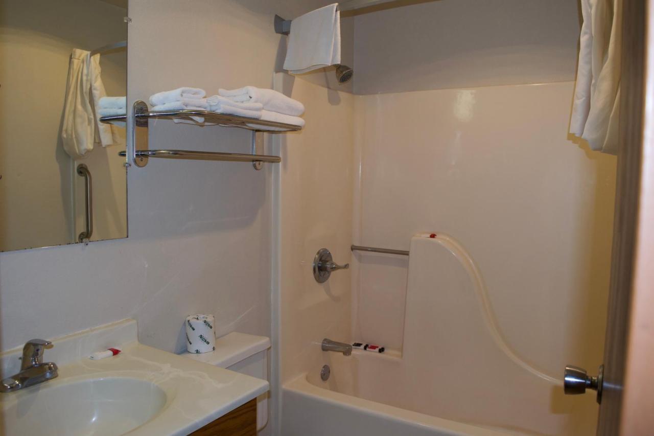 Amerivu Inn And Suites Shawano Wi Eksteriør bilde